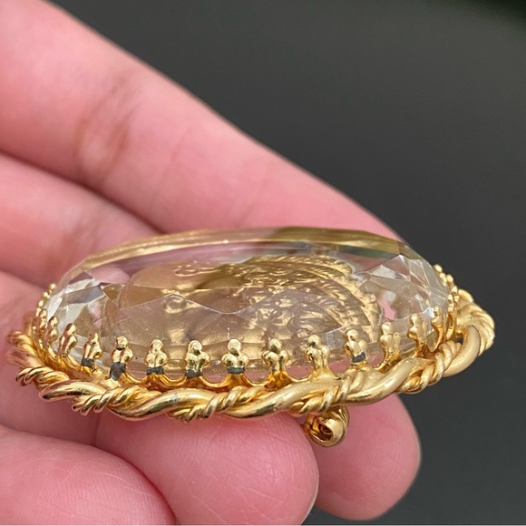 Vintage Unsigned Gold-tone Intaglio Cameo Victorian Revival Brooch - Picture 11 of 11